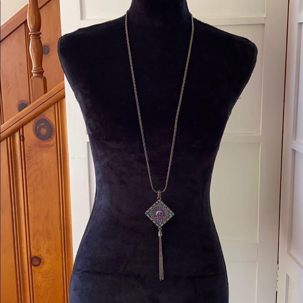 🥳 Chico’s necklace 23” jeweled pendant